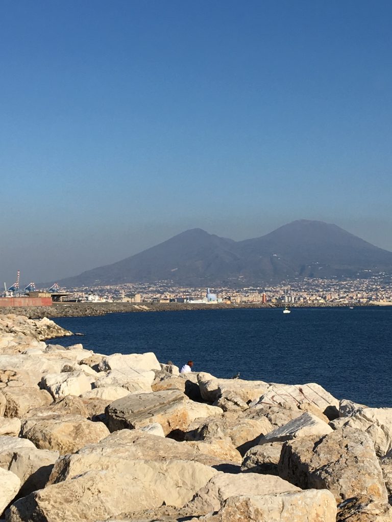 Der Vesuv von Neapel aus gesehen