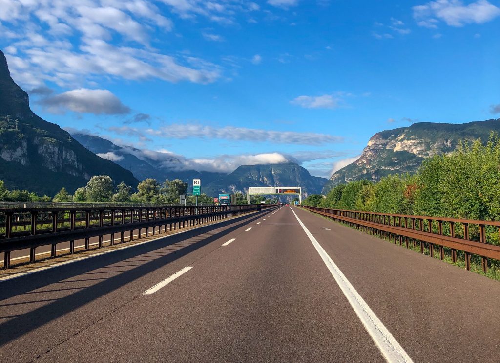 Autobahn A22 in Italien über den Gardasee