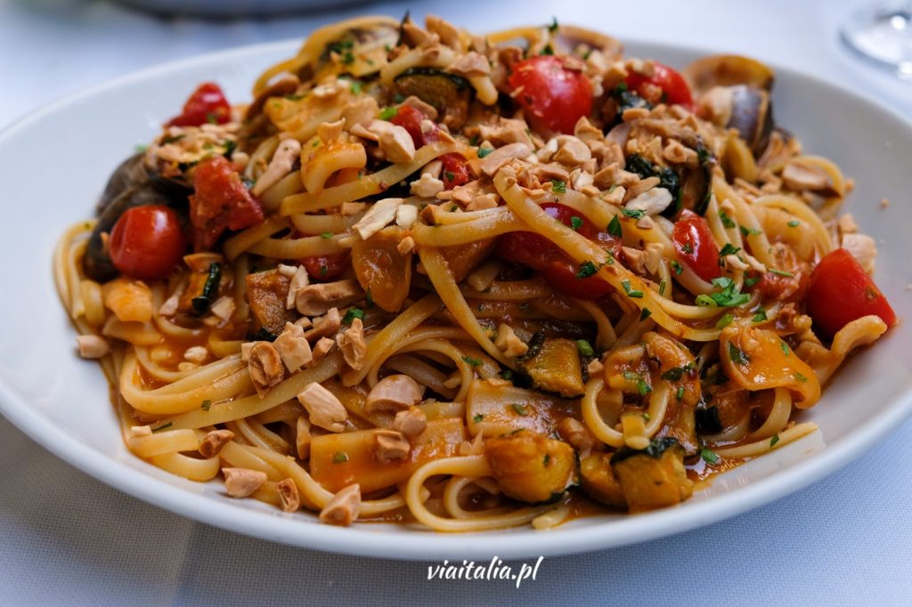 Spaghetti mit Meeresfrüchten und Tomaten