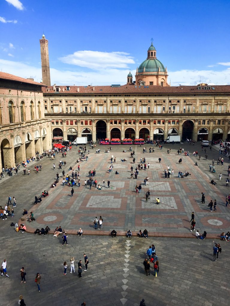 Der Hauptplatz von Bologna