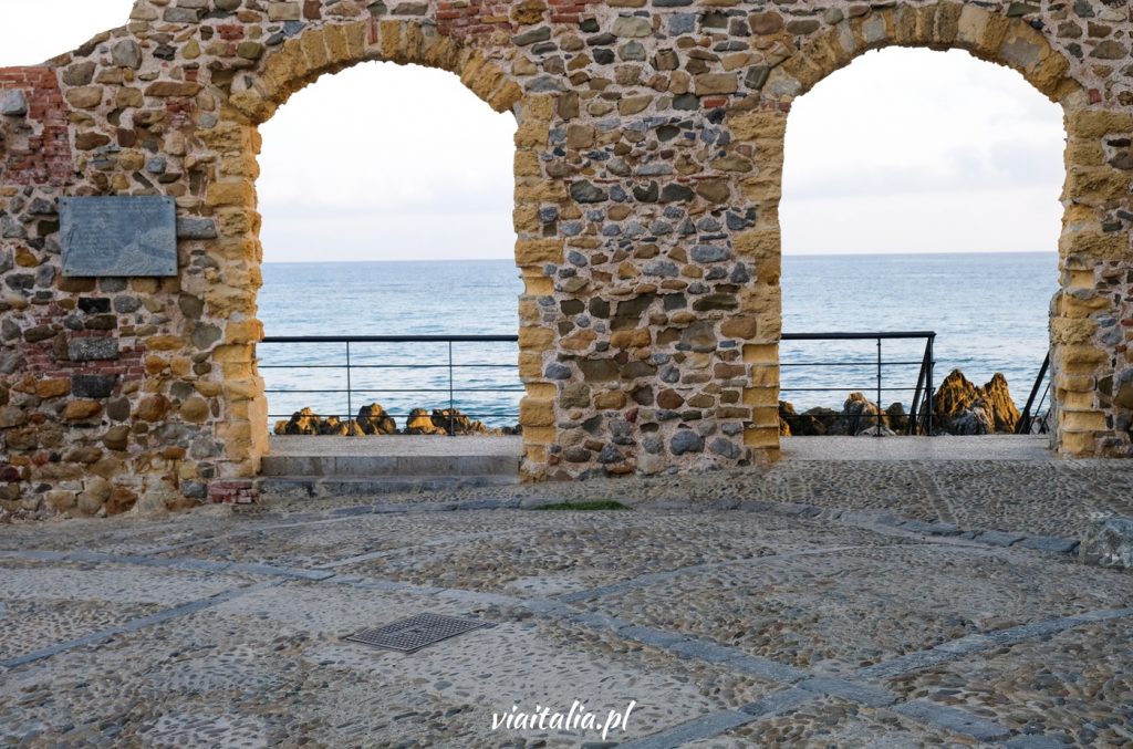 Steintor in Cefalu mit Blick auf das Meer