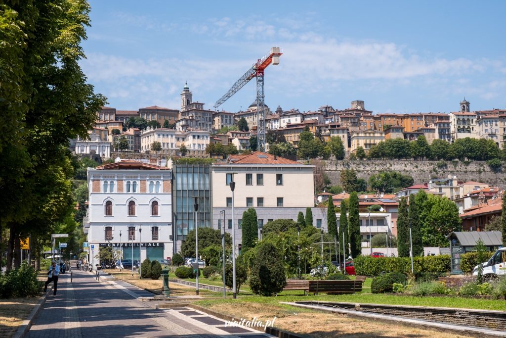 Blick auf die Altstadt von der Città Bassa in Bergamo