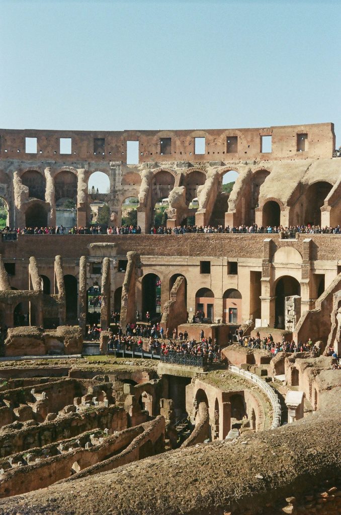 Turyści zwiedzający Koloseum