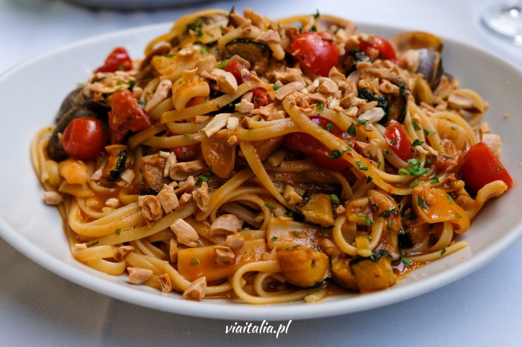 Pasta with clams and tomatoes